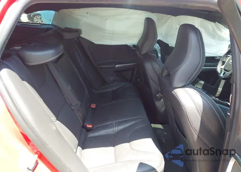 2015 Volvo V60 T6 R-Design z USA, uszkodzony, nr VIN YV1902SP7F1221377